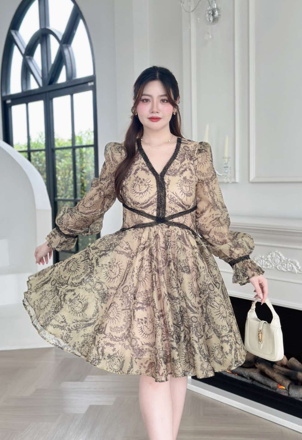 ✨โทนสีสุภาพ มินิเดรสเขียวโอลีฟ พิมพ์ลายสุดคลาสสิกตัดด้วยขอบลูกไม้สีดำ พรางหุ่นพรางเอวได้ดีมากก ใส่ทำงาน หรือ ออกงานสวยหรูมากค้าา💕😊 ##caloriefashion##TikTokFashion##เดรสสาวอวบ##เดรสออกงาน##สาวอวบแต่งตัว