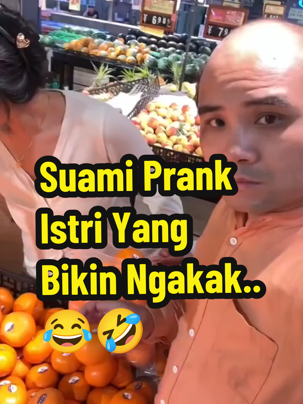 Di tengah belanja buah di supermarket, suami ini punya ide jahil yang bikin ngakak! Dia pura-pura mengeluarkan jeruk dari kantong plastik, padahal sebenarnya jeruk itu sudah dipilih oleh istrinya sendiri. Dengan wajah serius, dia menunjukkan jeruk itu ke istri, lalu memberikannya. Reaksi sang istri? Lucu banget! Dia malah berpikir itu pilihan suaminya, dan tanpa ragu langsung mengeluarkannya dari kantong. Adegan ini bikin gemas dan bikin penonton ketawa karena kelucuan spontanitasnya. Pasangan ini bener-bener pasangan yang seru dan penuh canda! English - In the middle of grocery shopping at a supermarket, this husband comes up with a mischievous prank that’s guaranteed to make you laugh! He pretends to pull an orange out of the plastic bag, when in fact, it was already chosen by his wife. With a serious face, he shows her the orange and hands it over. Her reaction? Hilariously adorable! She actually thinks it was his choice and immediately takes it out of the bag without hesitation. This spontaneous moment is pure gold — cute, funny, and full of playful chemistry between the couple! #PasanganLucu   #PrankSuamiIstri   #ReaksiIstriNgakak   #BelanjaBersama   #CintaItuLucu 