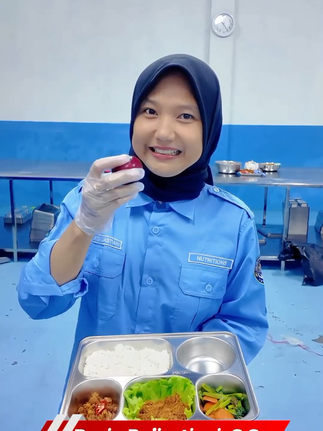 Hari ini, Bu Ahli Gizi menjelaskan menu makan siang bergizi untuk anak-anak sekolah! 🍚 Nasi putih sebagai sumber energi, 🥩 Abon sapi kaya protein hewani, 🍛 Tempe orek sebagai sumber protein nabati, 🥕 Tumis wortel dan sawi hijau penuh vitamin dan serat, 🍑 Ditutup dengan segarnya buah plum yang kaya antioksidan! Semua disiapkan dengan takaran gizi seimbang agar anak-anak tetap sehat, aktif, dan semangat belajar. #MenuSehatAnakSekolah #AhliGiziMenjelaskan #MakanBergiziSetiapHari #GiziSeimbang #sppgkedungwuluh 