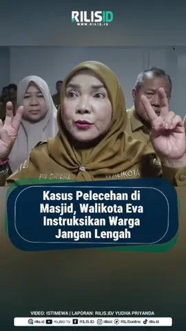 Kasus Pelecehan di Masjid, Walikota Eva Instruksikan Warga Jangan Lengah Walikota Bandar Lampung (Balam) Eva Dwiana, menginstruksikan warga untuk tidak lengah dalam mengawasi lingkungan sekitar, termasuk di area mushala dan masjid. Hal itu disampaikannya menanggapi kasus pelecehan yang dilakukan seorang pria terhadap seorang wanita di Masjid Kelurahan Garuntang, Kecamatan Bumi Waras, Jumat (31/10/2025) sekitar pukul 12.30 WIB. “Masyarakat Balam gak boleh lengah dan mudah-mudahan ini tidak terjadi lagi,” ujar Eva Dwiana di Kantor Mal Pelayanan Publik (MPP) Pemkot Balam, Senin (3/11/2025). Eva juga meminta seluruh warga dan pengurus tempat ibadah untuk meningkatkan kewaspadaan. “Minta tolong juga seluruh warga Kota Balam, pengurus mushala tolong diawasi,” tuturnya. Menurut Eva, kejadian seperti ini tidak boleh terulang dan is menegaskan marbot Masjid harus selalu siaga dalam melakukan pengawasan. “Menurut Bunda, pengurus masjid itu harus standby. Terus aparat harus menindak lanjutinya. Semua aparat yang ada di Balam patroli,” ujarnya. Eva menjelaskan, berdasarkan informasi yang diterimanya, terduga pelaku merupakan warga sekitar tempat kejadian perkara (TKP). “Pelakunya itu orang dekat situ. Katanya sih pelakunya ODGJ, tapi Bunda akan cek dahulu benar atau tidak,” tutur Eva. Apabila hasil pemeriksaan menunjukkan pelaku bukan ODGJ, Eva meminta agar diberikan hukuman berat. “Harapan Bunda, ini harus diberikan efek jera. Orang ibadah aja diginiin,” katanya. Eva mengatakan, pihaknya akan segera menggelar rapat koordinasi terkait permasalahan ini.  Ia juga menyebut bahwa jajaran Linmas dan Bhabinkamtibmas di Kota Balam selama ini rutin melakukan patroli. “Sebenarnya sih ya, Kota Balam ini aman. Lingkungan kita banyak, Bhabinkamtibmas tiap hari kontrol dan ke depan akan Bunda bicarakan soal ini,” tutupnya. Untuk diketahui, seorang wanita berinisial T menjadi korban pelecehan saat salat di Masjid Kelurahan Garuntang, Jumat (31/10) sekitar pukul 12.30 WIB. Pelaku yang mengenakan celana pendek dan penutup wajah sempat melakukan kekerasan ketika korban melawan, hingga pelakunya diamankan oleh Polresta Balam. Lengkapnya baca https://lampung.rilis.id/Pemerintahan/Berita/terjadi-kasus-pelecehan-di-masjid-bandar-lampung-9smb atau klik link di bio profil #rilisid #rilisidlampung #rilislampung 