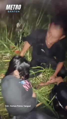 Pamapta Polres Tangsel Selamatkan Remaja Diduga Hilang di The Breeze BSD Anggota Pamapta III Polres Tangsel bergerak cepat menolong seorang remaja perempuan yang diduga hilang di kawasan The Breeze BSD,Sampora, Tangerang. Jumat (31/10/2025) dini hari. Korban K.L.C (20) sebelumnya dilaporkan ibunya tidak pulang ke rumah. Setelah pencarian sekitar satu jam, petugas menemukan korban di semak pinggir sungai. Saat hendak diamankan, korban meloncat ke sungai dan hanyut. Dengan sigap, petugas bersama warga terjun menolong dan berhasil mengevakuasi korban dalam keadaan selamat. Korban kemudian dibawa ke rumah sakit untuk pemeriksaan medis. #PolresTangsel #Pamapta #metroban  #TheBreezeBSD #TangerangSelatan 