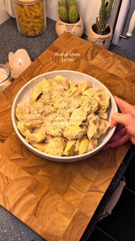Tortellini in Schinken-Sahne Sauce🧄 Zutaten: 500g Tortellini (vorgekocht) 1 Zwiebel  2 Knoblauchzehen  100g Kochschinken Öl zum Braten  300ml Kochsahne  Salz, Pfeffer, Knoblauchpulver  Parmesan Zubereitung: 1. Zunächst die Zwiebel, den Knoblauch und den Schinken kleinschneiden  2. Öl in einer Pfanne erhitzen und die Zwiebel zusammen mit dem Schinken anbraten 3. Dann den Knoblauch dazugeben und mit der Kochsahne ablöschen  4. Die Tortellini in die Sauce geben, mit Salz, Pfeffer und Knoblauchpulver würzen und köcheln lassen, bis die Sauce schön cremig und die Tortellini durch sind  5. Die fertigen Tortellini in Schinken-Sahne Sauce mit frisch geriebenen Parmesan servieren und genießen! Nani wünscht guten Appetit! ☀️ #tortellini #einfacherezepte #schnellerezepte #rezept #naniscookingskills 
