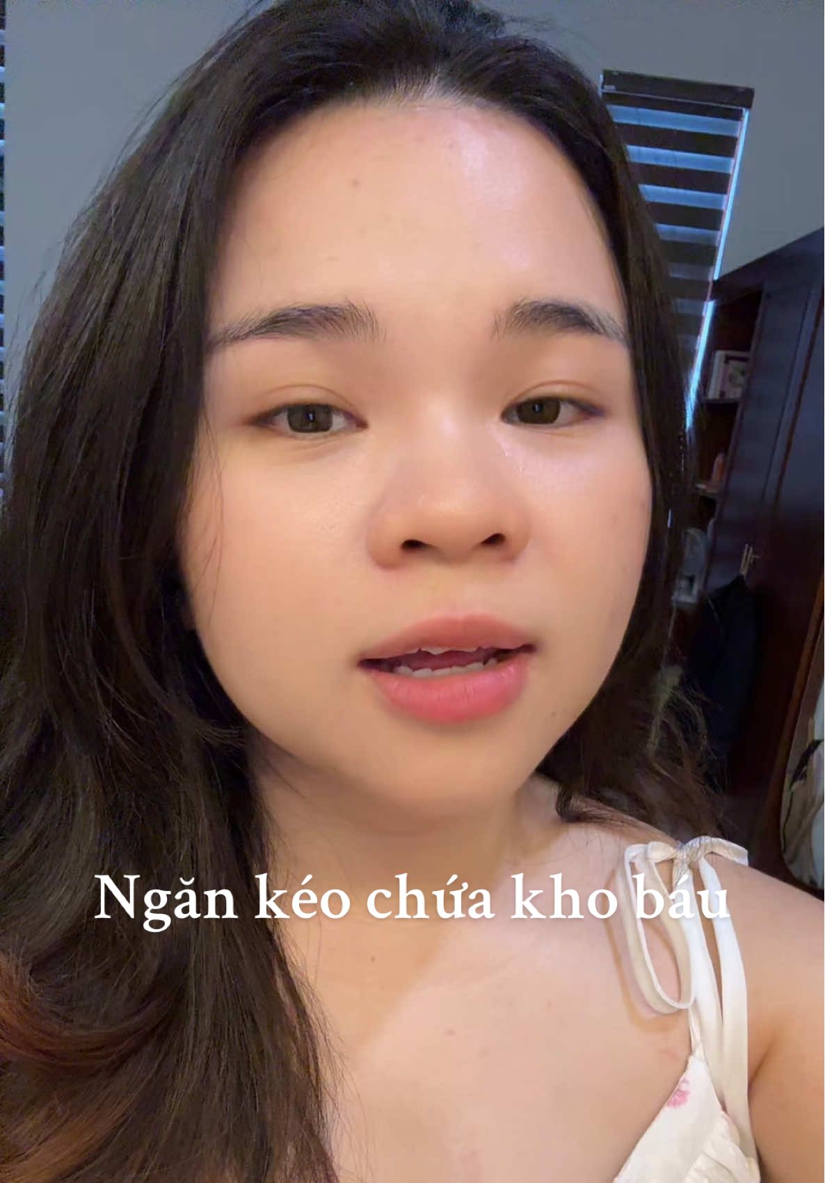 Với 1 đứa nghiệp dư như tui, thích đẹp nhưng không biết make up nhiều kiểu thì cái tủ này quá là dư xài. Bị cái gặp cái nào vỏ đẹp vẫn mê nha. Thôi thì cái nào làm mình vui vẻ thì mình ưu tiên.  #minhlathaovo #surimongmo #xh #fypシ゚viral #makeup 