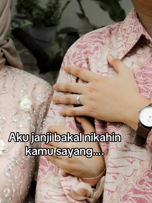 Aku masih ingat banget, seminggu sebelum pernikahan, dia bilang pengin tampil sempurna di pelaminan. Katanya, biar aku bangga punya istri yang cantik, yang putih, yang semua orang kagumi. Aku sempat larang, tapi dia cuma senyum, bilang, “Cuma suntik vitamin, sayang… biar glowing di hari spesial kita.” Siapa sangka, sehari setelah disuntik badannya drop. Mukanya pucat, tangannya dingin. Aku pikir cuma efek biasa sampai dokter bilang, racunnya udah nyebar ke seluruh tubuh. Aku nggak bisa lupa, hari yang seharusnya jadi pernikahan kami, berubah jadi hari aku ngantar jenazahnya pulang. Sekarang setiap kali lihat gaun pengantinnya, aku cuma bisa nangis dan nyesel… andai aja waktu itu aku bisa lebih tegas. Buat kalian di luar sana, jangan pernah korbankan kesehatan demi terlihat sempurna. Cantik nggak harus putih. Tapi kehilangan, itu nggak akan pernah bisa diganti. 🕊️💔 #fyp #kisahnyata #istriku #suntikputih #bahaya 