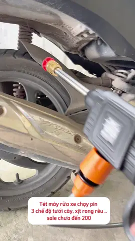 Máy rửa xe chạy pin 3 chế độ tưới cây , xịt rong rêu đang sale hời#xuhuong #giadungtienich #mayruaxe #mayruaxemini #mayruaxepin 