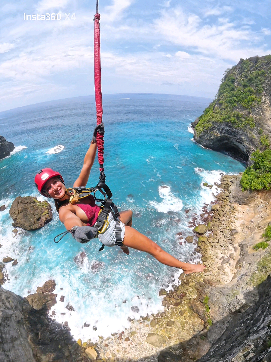 Un salto nel vuoto per riempirmi di vita perchè l'adrenalina non si spiega si vive 🌟🌊 #liveyourbestlife #fyp #bali #nusapenida #bungeejump 