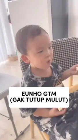 Eunho ini idaman emak2... gak usah disuruh, g usah dikejar2 buat disuapin, ga usah pake strategi ini itu nih anak sdh otomatis makan😭😂 Bapanya Lagi nanyain siapa di sini yang mau di titipin Eunho? #fyp #video #viral 