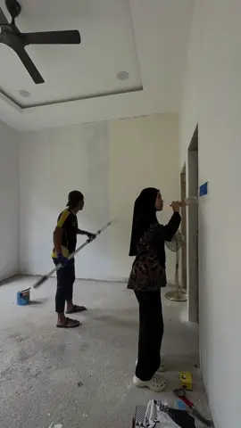 CAT BILIK MASTER BEDROOM Try untuk menggabungkan dua warna dalam satu ruang. Menggunakan Jotun Majestic (Milky Way 1832) dan (Senses 2024).    #cat #catrumah #tukangcat #slowlybutsurely 