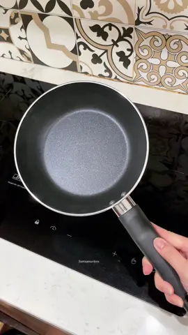 Nhỏ mà có võ thiệt sự 🍳 Chảo Enmich này chiên trứng không cần dầu vẫn trượt cái vèo luôn 😍 Ai mê bếp xinh, đồ gọn nhẹ sẽ thích em này lắm luôn 💚 #chaochongdinh #chaochongdinhelmich #elmich #chảoelmich #giadungnhabep 