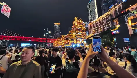 Khi đến Trùng Khánh , không thể không đến Hồng Nhai Động , công trình hơn 2.000 năm tuổi , được xây trên vách núi bên sông Dương Tử , Từ bến tàu cổ xưa đến trung tâm du lịch hiện đại, Hồng Nhai Động là minh chứng cho sự thay đổi kỳ diệu của Trùng Khánh được gọi là khu phố cổ sầm uất của Trùng Khánh , nay trở thành biểu tượng du lịch không thể bỏ lỡ  #tr #chongqing #dulichtrungquoc #trend #travel 