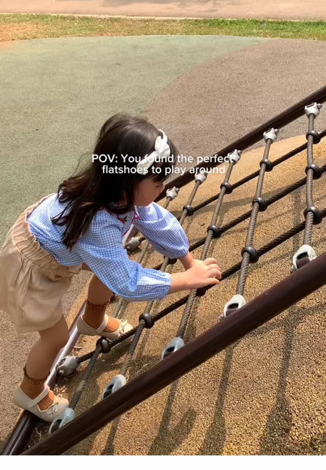 Bow it up, strap it on, and ready to shine. ✨ Alexa in Beige punya pita kecil di depan yang super chic dan velcro strap yang gampang dipakai. Let her move freely & stay adorable, Moms~ #PoptoeKids #SepatuAnak #SepatuBaby #SepatuPreWalk