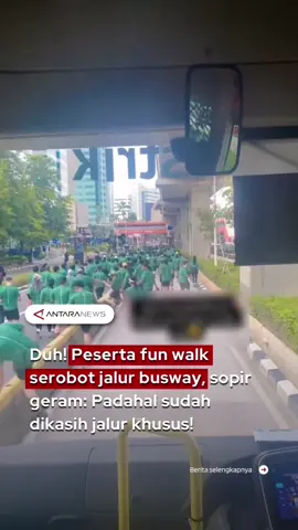 Beredar video di media sosial yang memperlihatkan peserta fun walk berkerumun hingga memenuhi jalur busway, membuat kendaraan umum terhambat.  Video tersebut diambil dari dalam bus Transjakarta yang tampak terjebak di belakang rombongan peserta. Meskipun panitia sudah menyiapkan jalur khusus, beberapa peserta tetap berjalan di jalur busway, menghambat kendaraan umum. Aksi ini menuai kritik dari warganet yang menyoroti minimnya pengawasan panitia. Mereka menilai peserta dianggap tidak tertib karena tindakannya bisa membahayakan dan mengganggu jalannya bus Transjakarta. Hingga kini, video tersebut masih ramai diperbincangkan di media sosial. Warganet berharap panitia bisa lebih sigap dalam mengatur jalannya kegiatan agar tidak mengganggu pengguna jalan lain. 🎥 @Any Saragih  #transjakarta #funwalk #busway #serobot #jakartapusat 