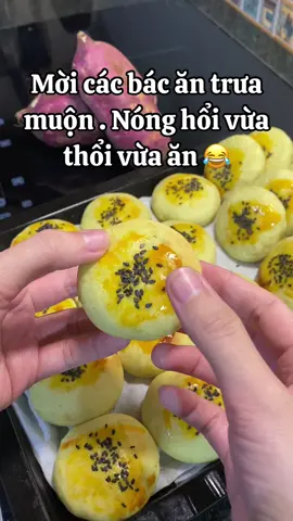 Mưa lạnh này ăn cái bánh nó sung sướng gì đâu . Cơ mà khoản đi ship với gọi ship là hơi đau đầu nha 😅   Vừa check tn , vừa hướng dẫn các bạn , vừa làm bánh 😚… cuối cùng tui cũng đc ăn trưa  #banhkhoailangsuaphomai #banhnhalam