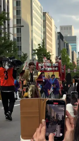 いやーホンマに最高でした!! こんな距離でエイト拝めるなんて…涙 今年最後のオタ活にエイトを見れたのは最高の幸せもんです!!✨️ 声は出さんと撮ろう思ったんやけど、出さずにはいれなかったね!!笑 でも自分の声嫌いやわーꉂ🤣w‪𐤔 #御堂筋ランウェイ2025 #アンビ #SUPERSUPER_EIGHT #大阪最高