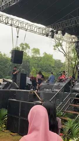 Menjelma Petir @ig : elsafitri_eca  Sekian lama baru dengar lagi di nyanyiin sma bu bos❤️ #bumper #familysgroupofficial 