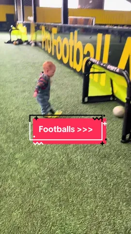 Mummy’s boy until he sees a ball ❤️ #footballtiktok #starboy #fyp #manutd #manchesterunited 