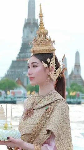 A tribute to the eternal elegance of Her Majesty Queen Sirikit. Her grace will live forever in our hearts🙏🏻🤍 นุ่งไทยไปลอยกระทง น้อมสืบสานพระราชปณิธานสมเด็จพระนางเจ้าสิริกิติ์ พระบรมราชชนนีพันปีหลวง #thailand #loykrathong #ลอยกระทง #chudthai #ชุดไทย 