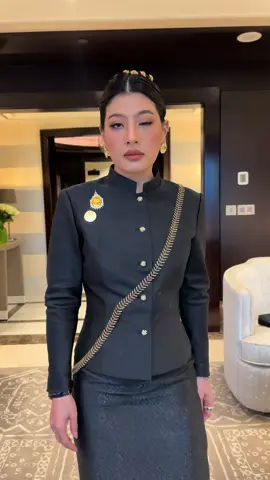 แต่งพระพักตร์ สมเด็จพระเจ้าลูกเธอเจ้าฟ้าสิริวัณณวรี นารีรัตนราชกัญญา  ประกาศศักดาชุดไทยพระราชนิยม “ชุดไทยอมรินทร์” ในงานระดับโลกกลางกรุงไคโร สาธารณรัฐอาหรับอียิปต์ พระบาทสมเด็จพระเจ้าอยู่หัวฯทรงพระกรุณาโปรดเกล้าโปรดกระหม่อมให้สมเด็จพระเจ้าลูกเธอเจ้าฟ้าสิริวัณณวรี นารีรัตนราชกัญญา เสด็จแทนพระองค์เข้าร่วมพิธีเปิดพิพิธภัณฑ์แกรนด์อีจิปเชียน (Grand Egyptian Museum) ซึ่งเป็นพิพิธภัณฑ์ที่มีขนาดใหญ่ที่สุดในโลก ณ กรุงไคโร สาธารณรัฐอาหรับอียิปต์ โดยเจ้าฟ้าหญิงฯทรงเลือกที่จะสวมใส่ฉลองพระองค์ชุดไทยอมรินทร์ที่ตัดเย็บจากผ้าไหมไทยสีดำปักยกดิ้นเงิน ท่ามกลางประมุข 60 ประเทศทั่วโลกที่ได้รับเชิญให้ไปร่วมพิธีการสำคัญในครั้งนี้.. #ช#ชุดไทยเป็นของคนไทย#chudthai ✨✨#อ้าวหน้าฉันไม่สวยเหรอ ภาพ / วีดีโอ มีลิขสิทธิ์ ห้ามนำไปเผยแพร่ก่อนได้รับอนุญาต