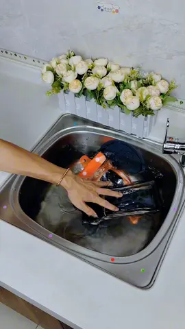 This dual-airbag waterproof phone bag has four layers of sealing and waterproofing, and can even be used with a touch screen. If you're going out to play in the water, be sure to prepare it in advance. Don't buy it once you get there! It's expensive and ugly! #PhoneWaterproofBag