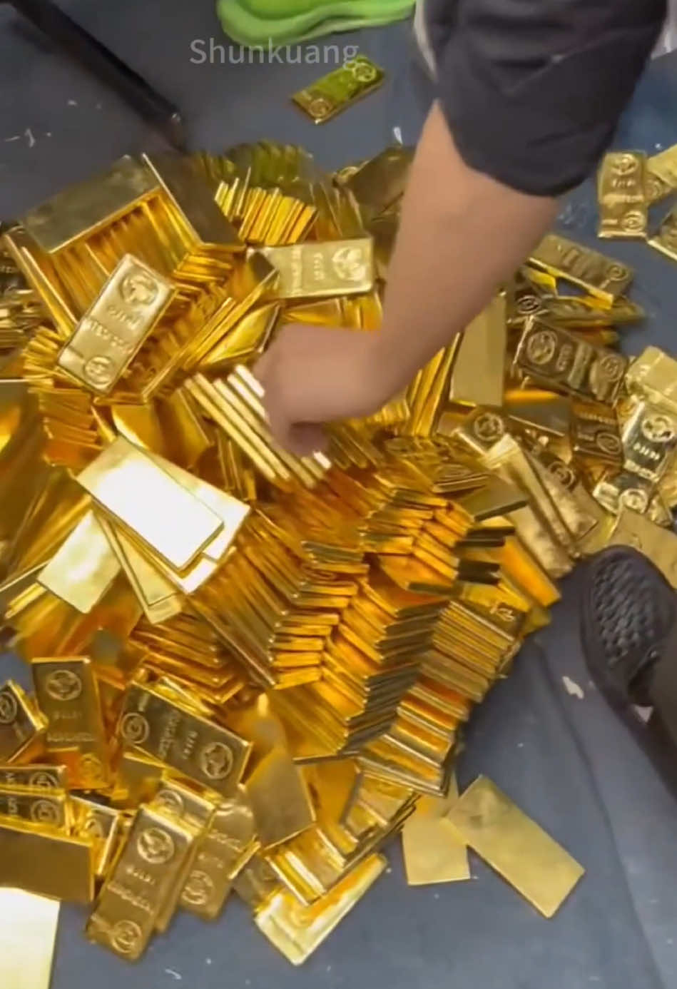 Don't let good luck slip by your fingertips quietly .#goldselectionshaker#extracting gold#goldenselection#GoldSelectio nShaker#goldselectionequipmen#go Idshop#Goldmillingmachine#Refrige ratedlace#bunkergold#spiralchute# Goldminingarea#Machinerefininggol d#goldselectionshaker#GoldSelectio nShaker#recoverygold#Singlegoldw earingbubbles #Indonesia#Jakarta