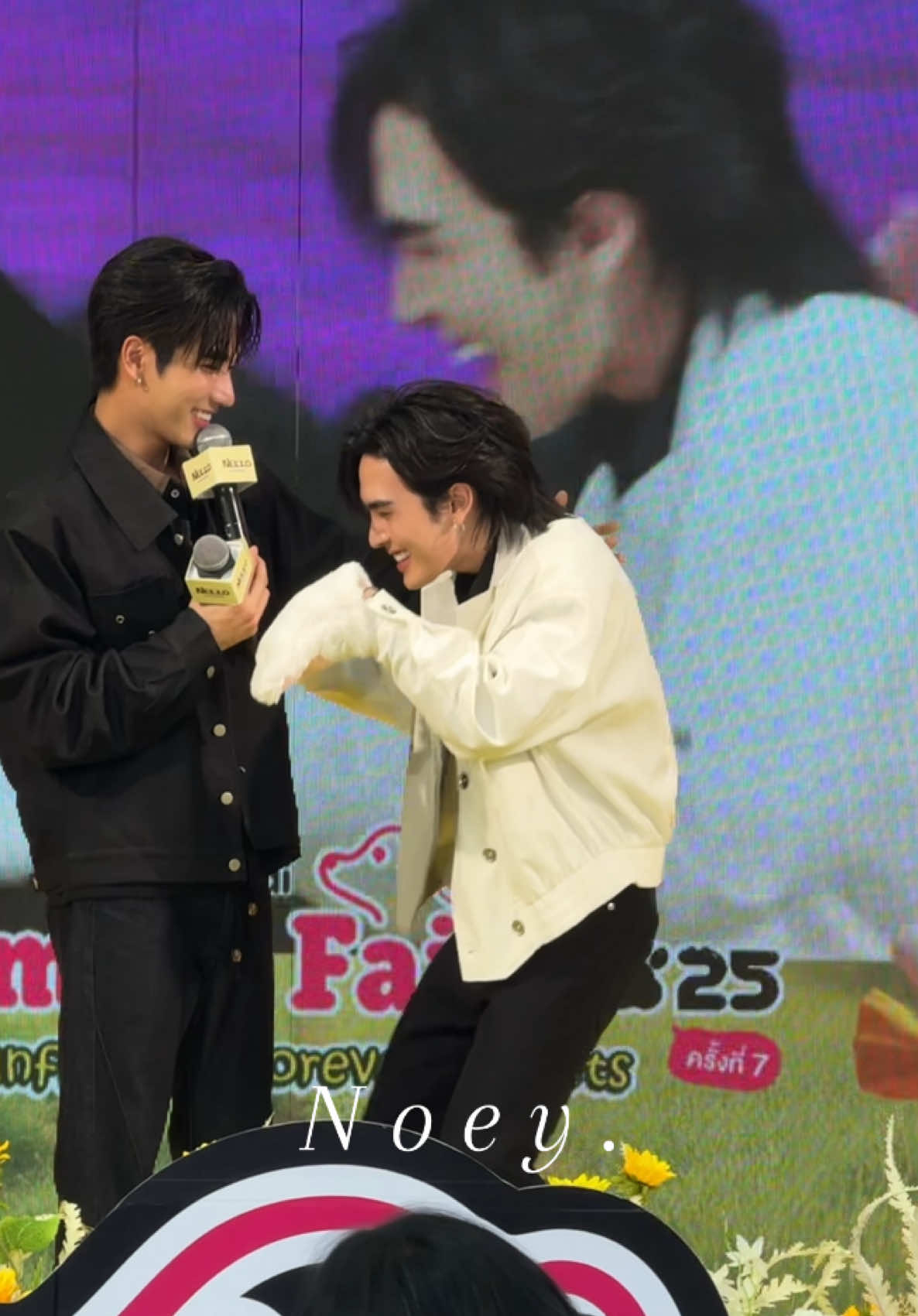 เหมียวต้าดูไม่ค่อยถูกใจสิ่งนี้ 🤣 ‎PERTHSANTA CMI PETMARTFAIR ‎⁦‪#NekkoxPerthSantainChiangMai‬⁩ #perthsanta #perthtanapon #santapp 