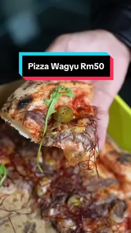 Cuba try test Pizza wagyu  streeto pizza Rate pizza wagyu 7.5/10 tapi harga dia memang okay sangat. Chicken pepperoni 6.2/10 #hunainshare #pizza #pizzawagyu 