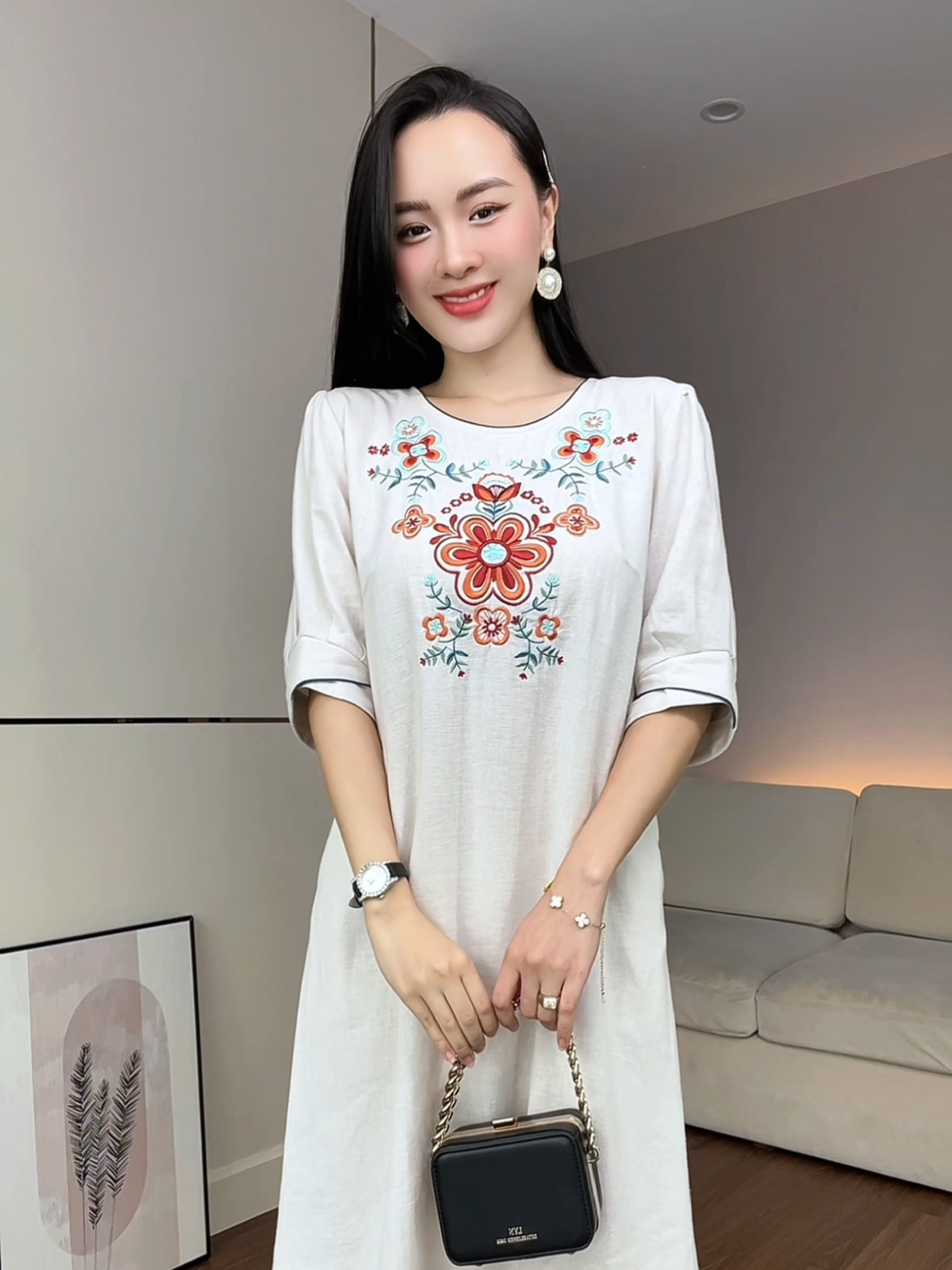 Với nàng yêu chất liệu linen tự nhiên, thiết kế này chắc chắn sẽ khiến nàng say mê từ cái chạm đầu tiên. Từng đường thêu tinh tế tôn lên vẻ đẹp riêng – nổi bật cùng gam đỏ ấn tượng, hay nhẹ nhàng, thanh lịch trong tông kaki trang nhã. #swanlake #thoitrangnu #damlua #thoitrangcaocap