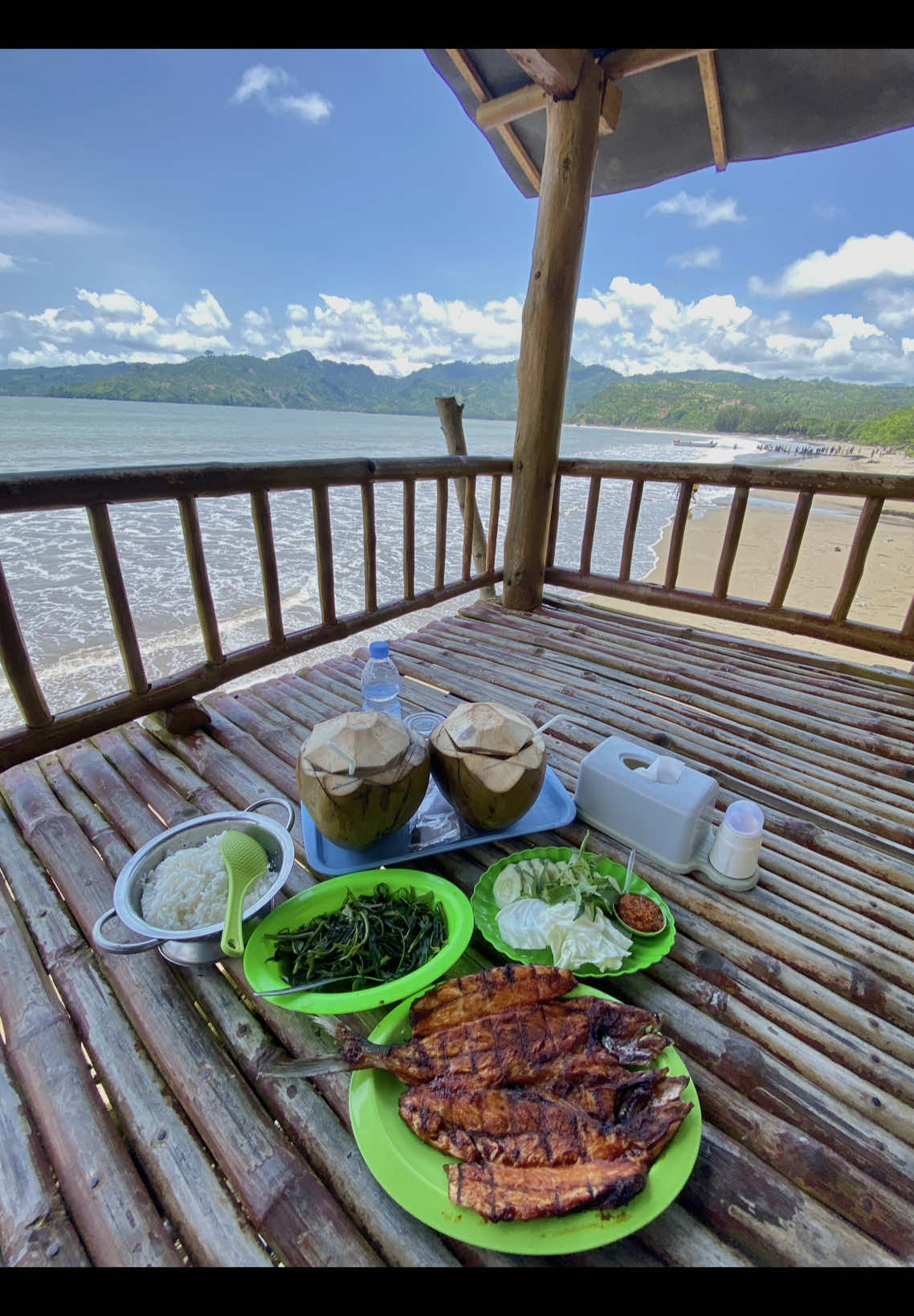beli ikan bakar bonus view 💆🏻‍♀️ ga ada bosennya kesini !!  #pantai #pantaitulungagung #ikanbakar #kulinertulungagung #tulungagung24jam 