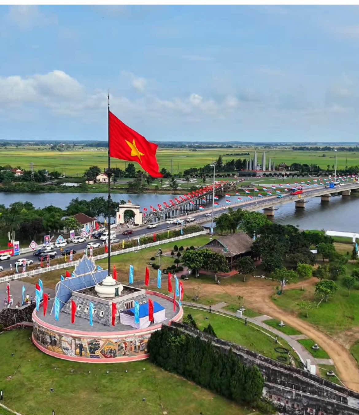 Có những hành trình không chỉ để đi, mà để lắng nghe… Giữa lòng Quảng Trị, Thành cổ vẫn đứng đó – lặng im kể lại câu chuyện của 81 ngày đêm rực lửa, nơi hàng ngàn chiến sĩ đã gửi tuổi xuân mình cho hòa bình hôm nay. Mỗi viên gạch, mỗi tấc đất ở đây đều thấm đẫm ký ức và lòng biết ơn.🇻🇳🇻🇳🇻🇳🇻🇳🇻🇳🇻🇳🇻🇳🇻🇳🇻🇳🇻🇳🇻🇳🇻🇳🇻🇳🇻🇳🇻🇳🇻🇳 AT Travel – đồng hành cùng bạn trên những hành trình tìm về ký ức, cảm nhận giá trị của hòa bình và tự hào dân tộc.