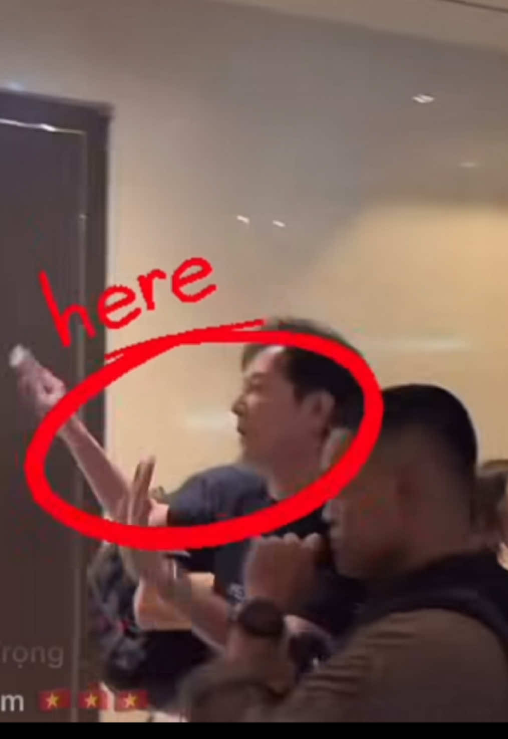 ដោយព្រឹក​មិញនេះ​ Nawat មាន​បញ្ហា​ជាមួយ​ organization របស់​ Miss Universe ស្រាប់​តែ​រសៀល​នេះ​រូបគេ បានហៅ​ប៉ូលិស​មកដល់​កន្លែង​ប្រកួតតែម្ដងមិនដឹងមាន​បំណង​អ្វី​ 😦 #missuniverse2025 