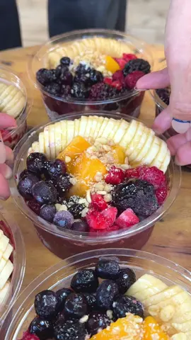 【衝撃】“日本一美味しい”アサイーボウルが千葉にあった…！ 店名：Cafe JF TORAMI 最寄り駅：東浪見駅（千葉県） サーファーの聖地・一宮にある人気カフェ「Cafe JF TORAMI」。 SNSで“日本一美味しいアサイーボウル”と話題の名物メニューは都会の数倍はあるんではないかという圧倒的なボリューム！ 濃厚なアサイーに新鮮なフルーツがたっぷりのった贅沢な一杯で見た目も味も満点のご褒美スイーツ！ 開放的なテラス席は海帰りのサーファーにも大人気！ 徒歩圏内に遠浅で透明度の高いビーチがありシャワー設備も完備。千葉ドライブや海カフェ巡りにもぴったりのスポット！ 住所：千葉県長生郡一宮町東浪見7371-8 最寄り駅：東浪見駅から徒歩15分 営業時間：9:00〜17:30 定休日：なし ※神奈川の鵠沼にも店舗があり 店名:Cafe jf kugenuma 住所:神奈川県藤沢市鵠沼海岸２丁目１７−５ #千葉グルメ #chiba #japanesefood Japan’s Best Acai Bowl Is Hiding in Chiba! 🏖️ In Ichinomiya, Chiba — Japan’s surf capital — “Cafe JF TORAMI” has become a social media sensation for serving what people call “the best acai bowl in Japan.” The bowl is massive, easily several times larger than your typical city version, loaded with rich, creamy acai and plenty of fresh fruit. Enjoy it on their ocean-view terrace — it’s a favorite spot for surfers after hitting the waves. A perfect stop for a seaside café day or a Chiba road trip! Address: 7371-8 Torami, Ichinomiya, Chosei-gun, Chiba Access: 15 min walk from Torami Station Hours: 9:00–17:30 Closed: None Also in Kanagawa: Cafe JF Kugenuma, 2-17-5 Kugenuma Kaigan, Fujisawa #ChibaEats #JapanCafe  