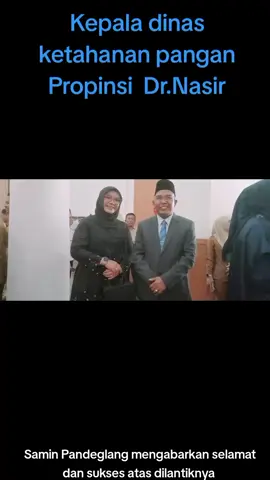 Selamat dan Sukses untuk Bapak kepala dinas Ketahanan pangan.Propinai. yang baru. Serang - Pemerintah Provinsi (Pemprov) Banten telah melaksanakan  rotasi dan promosi jabatan bagi pejabat eselon II sebagai upaya memperkuat struktur birokrasi serta meningkatkan kualitas pelayanan publik. Sebanyak 23 pejabat tinggi pratama resmi dilantik  tadi  pagi 9.00.WIB. di Gedung Negara, Pendopo Lama Gubernur Banten, Senin (3/11/2025). Pelantikan tersebut berdasarkan Surat Undangan Nomor P-400.14.1.1/165/BKD/2025 yang diterbitkan oleh Badan Kepegawaian Daerah (BKD) Provinsi Banten. Berdasarkan pantauan GerbangPatriot.com., suasana pelantikan berlangsung khidmat dan sukses. Seluruh kepala Organisasi Perangkat Daerah (OPD) hadir mengenakan pakaian dinas putih lengkap dengan jas hitam dan dasi biru, sebagaimana ketentuan resmi Pemerintah Provinsi Banten. Dari total pejabat yang dilantik, 13 orang mendapatkan promosi jabatan, sementara 10 lainnya mengalami rotasi atau mutasi jabatan ke posisi strategis di lingkungan Pemprov Banten. Pejabat yang mendapatkan promosi jabatan, di antaranya.  1. Dr. Nasir – Kepala Dinas Ketahanan Pangan Provinsi Banten. Dan 22 pejabat Eselon lainnya. Sebelumnya beliau menjabat, Kepala Dinas Pertanian dan Peternakan di kabupaten pandeglang. Gubernur Banten Andra Soni, dalam sambutannya, menegaskan bahwa pelantikan ini bukan sekadar formalitas, melainkan bagian dari penyegaran birokrasi agar setiap perangkat daerah dapat bekerja lebih efektif dan responsif terhadap kebutuhan masyarakat. “Rotasi dan promosi ini kami lakukan untuk memperkuat soliditas, mempercepat pencapaian target pembangunan, dan memastikan pelayanan publik di Banten berjalan optimal,” ujar Gubernur Andra Soni. Kepala Dinas ketahanan Pangan Propinsi Banten Dr.Nasir. Pasca pengambilan sumpah.mengatakan