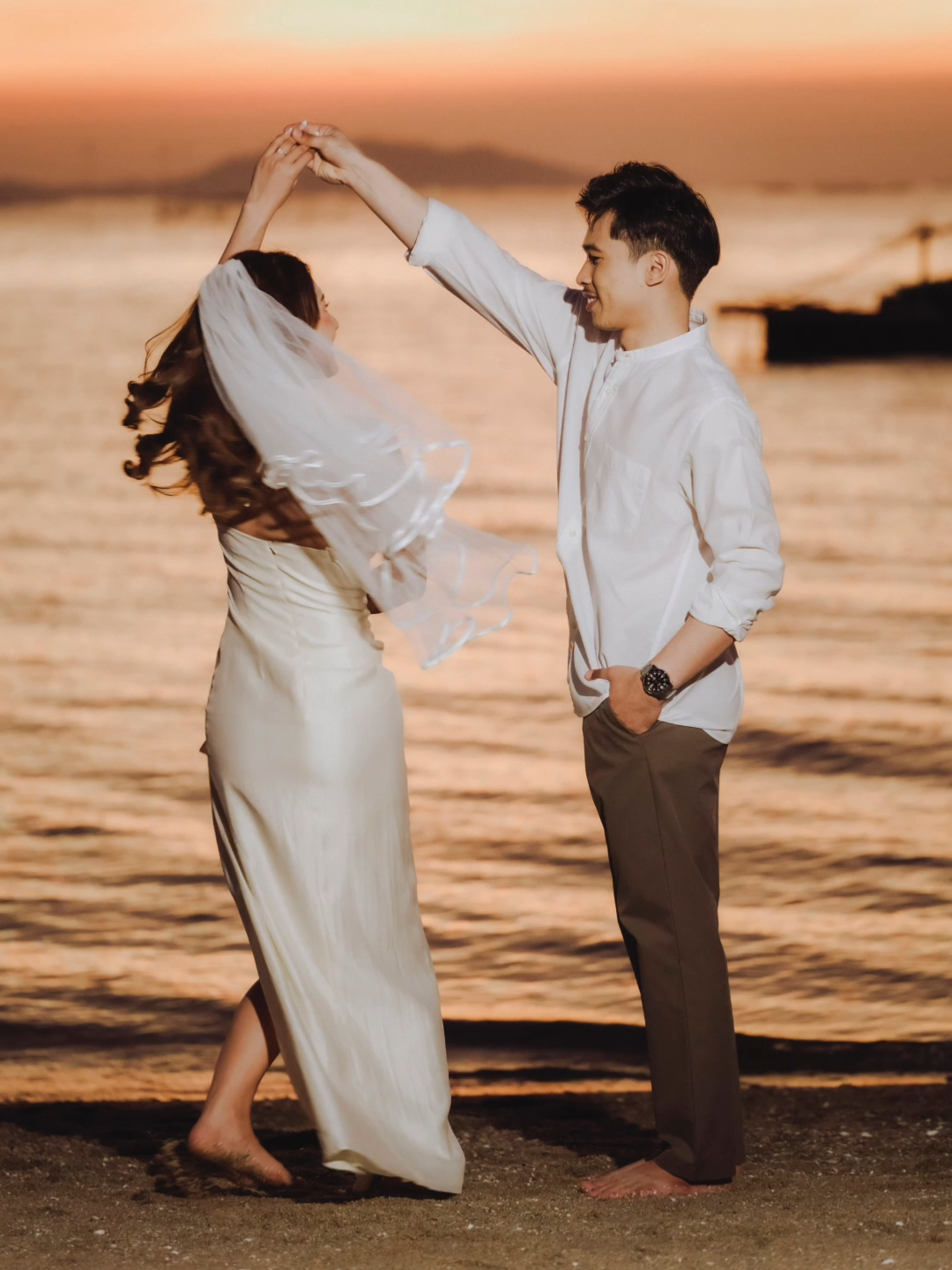 แสงส้มสวยมากกก . สอบถามเพื่อเป็นข้อมูลก่อนได้ยินดีให้บริการด้วยใจ 𝐼𝑛𝑏𝑜𝑥 𝑷𝒂𝒈𝒆 𝑭𝒂𝒄𝒆𝒃𝒐𝒐𝒌 หรือ 𝙇𝙞𝙣𝙚: @𝙡𝙞𝙜𝙝𝙩𝙖𝙣𝙙𝙡𝙤𝙫𝙚 𝑇𝑒𝑙: 𝟶𝟿𝟼-𝟷𝟽𝟷-𝟸𝟾𝟷𝟿 . #PreWedding #ช่างภาพงานแต่ง #LightandLovekStudio #WeddingCinema #WeddingPhotography #Presentation #ถ่ายวิดีโองานแต่ง #ช่างภาพชลบุรี #ช่างภาพงานแต่ง #ถ่ายพรีเวดดิ้งชลบุรี #ป้ายเวลคัม #ถ่ายพรีเวดดิ้ง #แต่งงานในฝัน