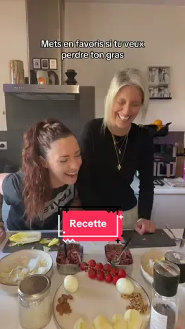 Salade d’endives : Ingrédients : Une endive, tomates, cerises, lardons ou bacon, œuf, pommes, croûton, parmesan                                                                                                          Sauce : yaourt 0 %, moutarde, vinaigre, sel, poivre, magie, ail, origan ,  un peu d’eau, jusqu’à la texture souhaitée 