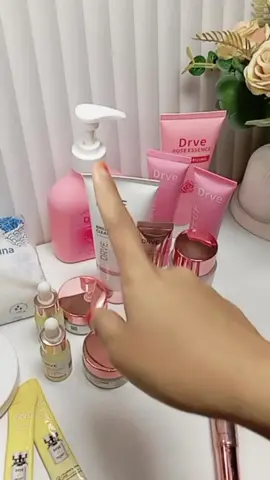 Drve Soothing Set Special Bundle 5 (Brightening Cleanser+Moisturizing Toner With Plant Extract+Hydrating Essence+Brightening Day Cream+Moisturizer Night Cream) Mengandung Niacinamide yg mampu mencerahkan wajah.