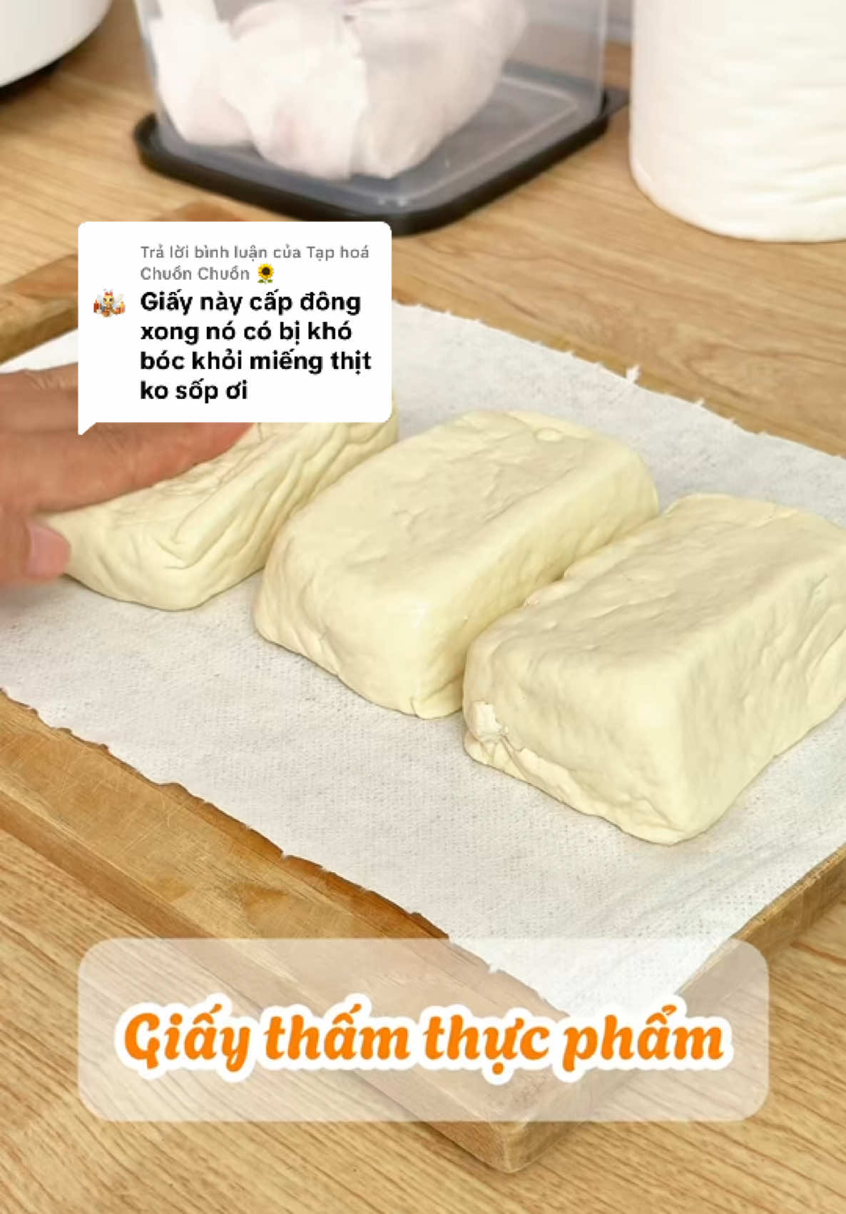 Trả lời @Tạp hoá Chuồn Chuồn 🌻 Cái giấy thấm thực phẩm Krclean bằng vải ko dệt này không chỉ thấm nhanh, dai mịn, mà còn tiện đủ đường — từ cấp đông, rã đông rồi thấm khô thực phẩm trước khi chiên rán để tránh bắn dầu mỡ cho đến thấm dầu sau khi chiên đều được 🥰 #giaythamdau #giaythamthucpham #taphoabacha 
