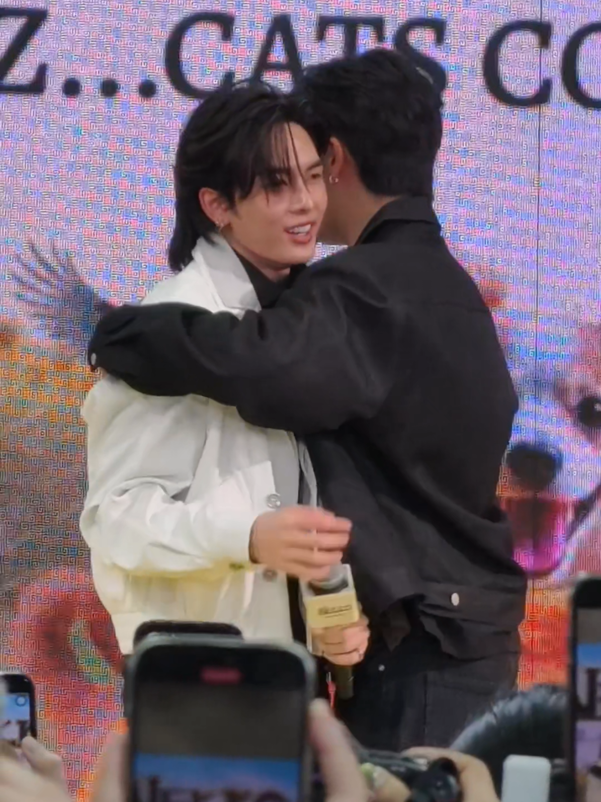 ทำให้โกรธ ❌ , ทำให้แต่รักอย่างเดียว ✅ จ้าาาา เคเลยยยจ้าาา ~ 🥴 เนียนเข้าไปกอดอีกล้าาา 🤣 #NekkoxPerthSantainChiangMai #PerthTanapon #Santapp #PerthSanta #เพิร์ธแซนต้า 