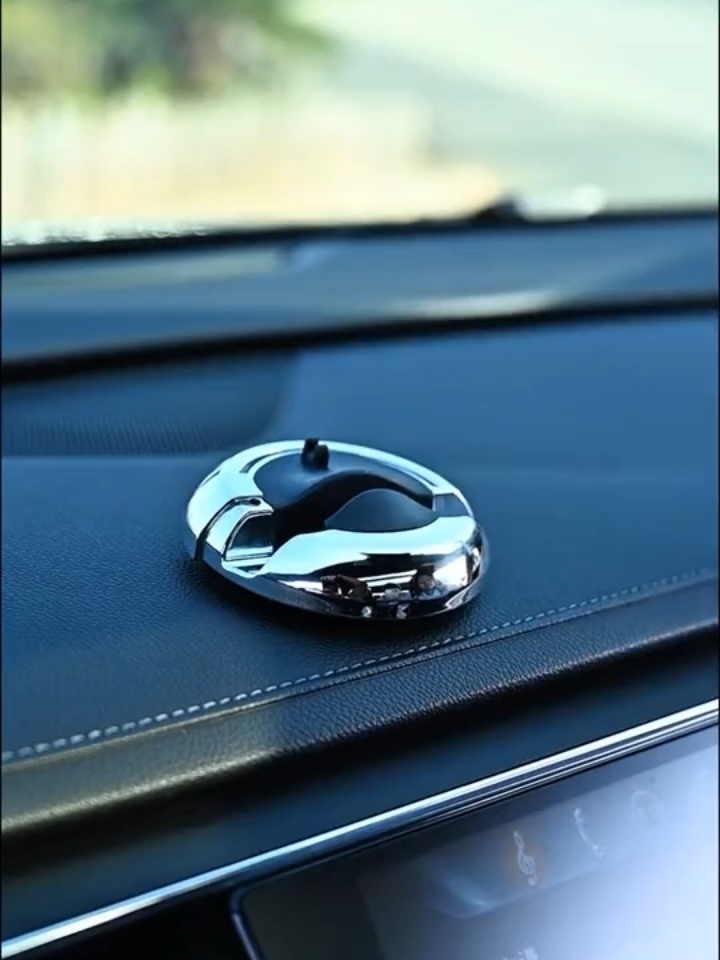 Pemegang telefon kereta ini sangat bagus. Ia didatangkan dengan plat nombor tempat letak kereta dan boleh digunakan dalam mod landskap dan potret. Ia akan menjadi lebih mudah untuk menyemak navigasi sekarang.