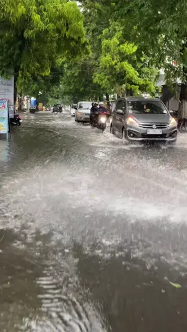 Salah satu spot jalan di kota kecil Pare yang selalu menjadi langganan banjir. Hal ini menjadi semacam simulasi singkat jika Pare banjir, bayangkan jika sepanjang jalan banjir. Ah, Pare jangan sampai banjir. Semoga segera ada penanganan untuk jalan-jalan yang banjir, dan tugas kita adalah menjaga kebersihan dan kelestarian lingkungan. Jangan buang sampah sembarangan.  #kabarpare #pare #kediri 