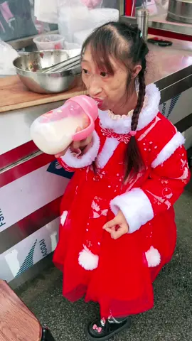 #上热门 Two meals of milk powder every morning and evening. I asked her if it was delicious. She said OK. I don't understand what it means. 😅#热门话题 #热门 #原创视频 #魔法泥巴 @抖音小助手 @媚娘欣欣新号🌈 @卧龙：魔法泥巴 