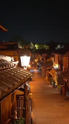 📍二年坂【京都】  Kyoto - Ninenzaka 京都を代表するスポットの一つ。 夜の風景は本当に美しい。 One of Kyoto's most famous photo spots. The night scenery is truly beautiful. 🎥 @howell.wakayama  Camera: SONY ZV-E1 / FE35mm F1.4 GM , FE24-70 F2.8 GM Gimbal : DJI RS4 ______________ #Japan #japantravel #japantrip #visitjapan #traveljapan       