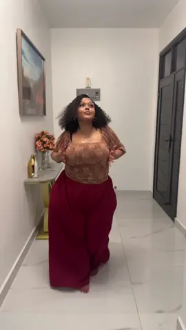 Just ’cause it’s Monday doesn’t mean we gotta be gloomy 😎 Another day, another dollar — now shake that thing 💃🔥 #shakethatthing #fyp #foryou #viral 