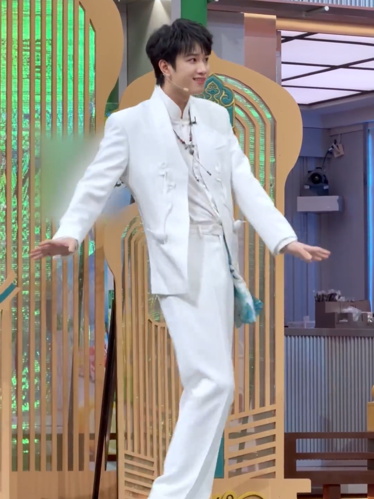 The fancam of #AoZiyi just dropped! All white, three styles—one epic video. Get ready to be amazed! Catch more at 20:10 (GMT+8) every Saturday on MangoTV! #HelloSaturday  #敖子逸 舞蹈合集直拍来袭！一身白衣解锁三首不同曲风舞蹈！ 更多精彩锁定每周六晚8:10 #你好星期六 湖南卫视&芒果TV 双平台独播！