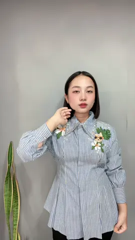 “Elegan tanpa ribet—Atasan bordir Bunga Kucing dengan nuansa biru lembut yg cocok untuk segala suasana”✨💙#OOTDInspo #blousecantik #fypage 