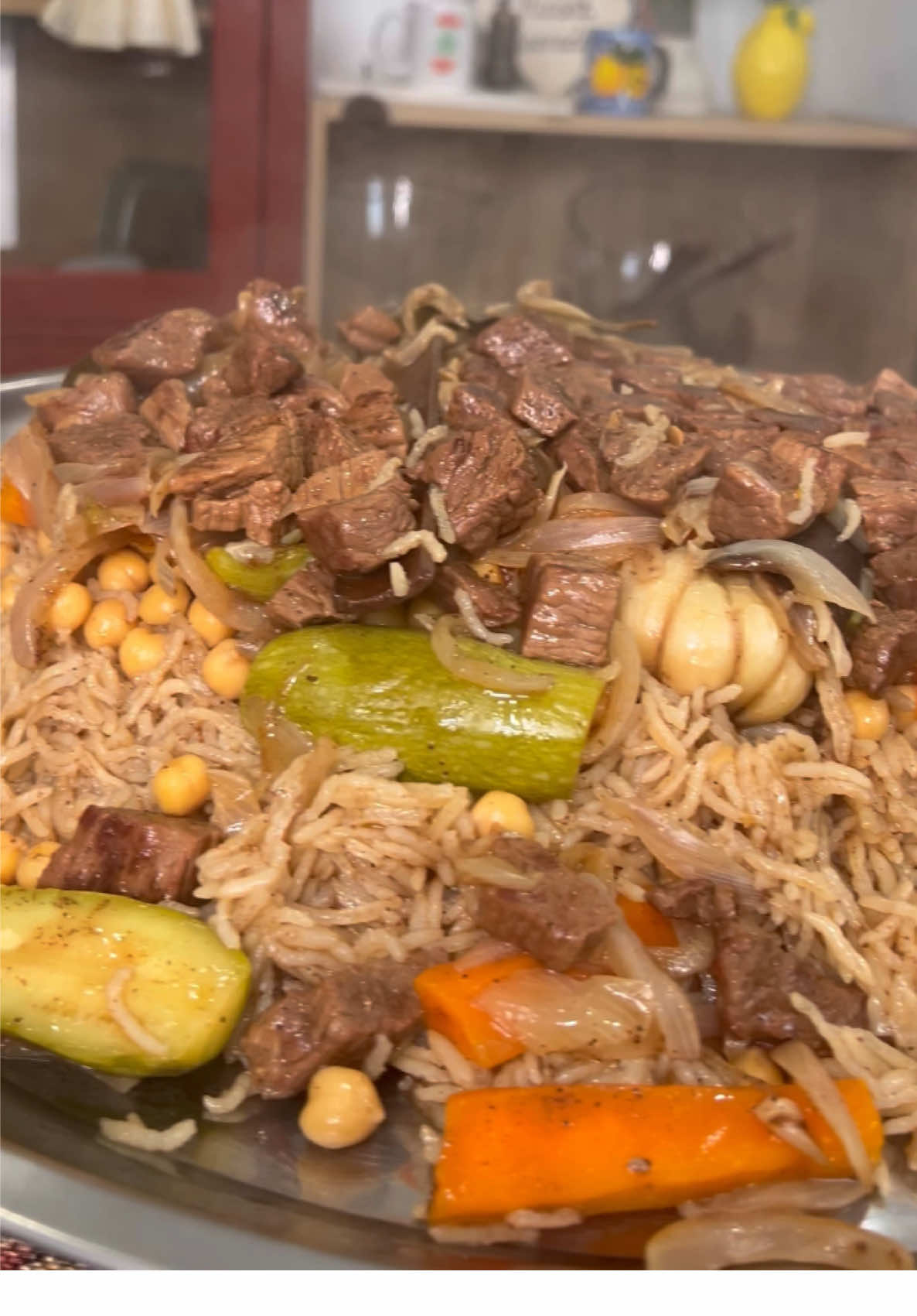 من أطيب أكلات الرز الي رح تجربوها 🌾😍 ب طنجرة واحدة و ساعة واحدة⏰.. الرز الأوزبكي🧅🥕.  . . المكونات: ٢ ملعقة كبيرة سمنة ٣ ملعقة كبيرة زيت زيتون  مكسرات (اختياري لتزيين الوجه) ٣ بصل شرائح  ٤ حبات جزر  ٥ حبات كوسا  نصف كيلو لحم مقطع مكعبات صغيرة (ممكن استخدام اللحم المفروم ايضاً) ٢ عود قرفة  ٣ ورق غار  ثوم ١ كوب حمص مسلوق  ٢ كوب و نصف رز بسمتي ٢ ملعقة كبيرة ملح ١ ملعقة صغيرة فلفل أسود  ١ ملعقة صغيرة قرفة  ١ ملعقة صغيرة بابريكا  ١/٢ ملعقة صغيرة قرنفل  ماء.  #fy #fyp #الكويت #لبنان #حسني_رمضان 