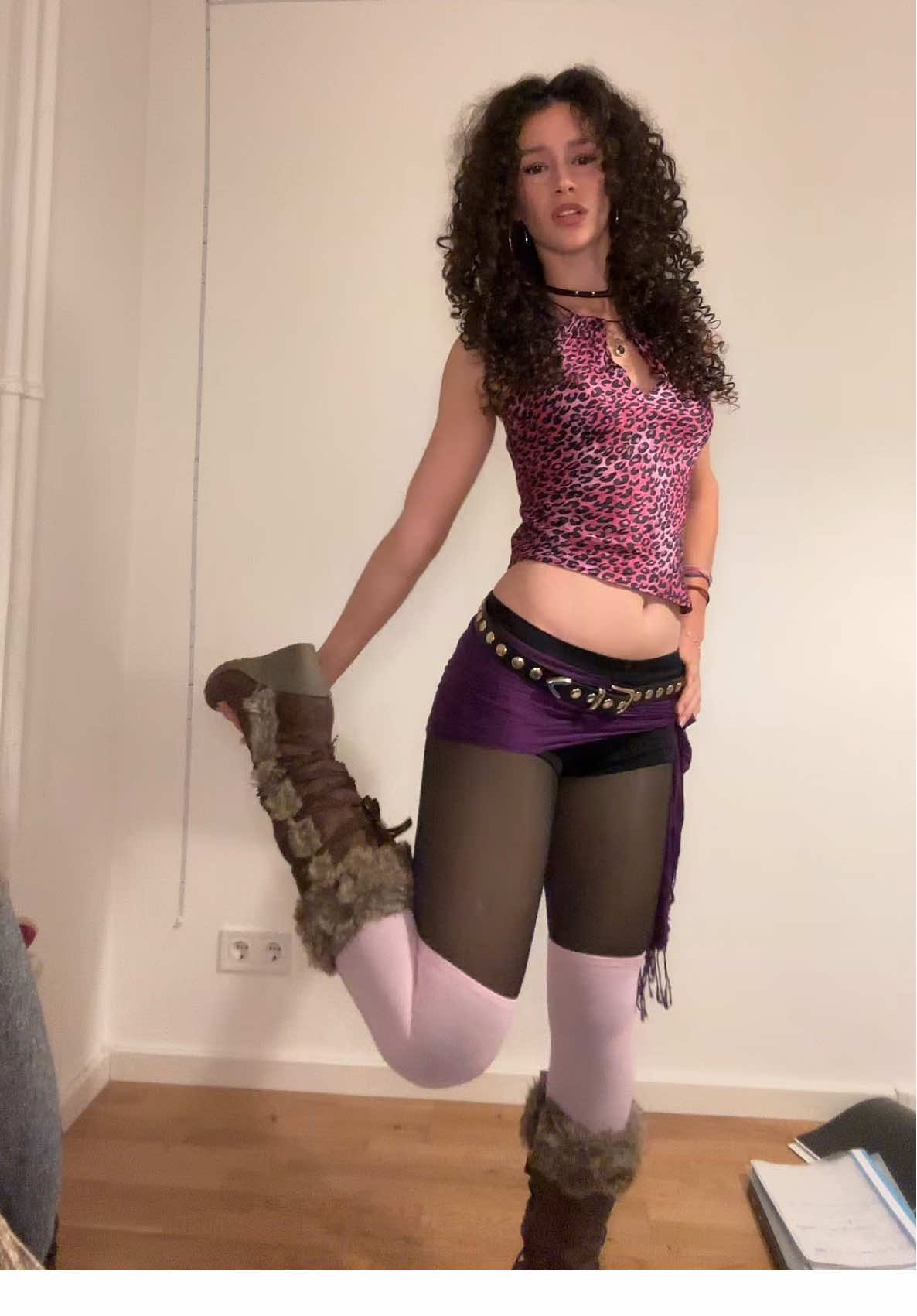 What’s ur whole fang up with being popular?🤨 #2000s #boots #outfit #monsterhigh #populargirls 