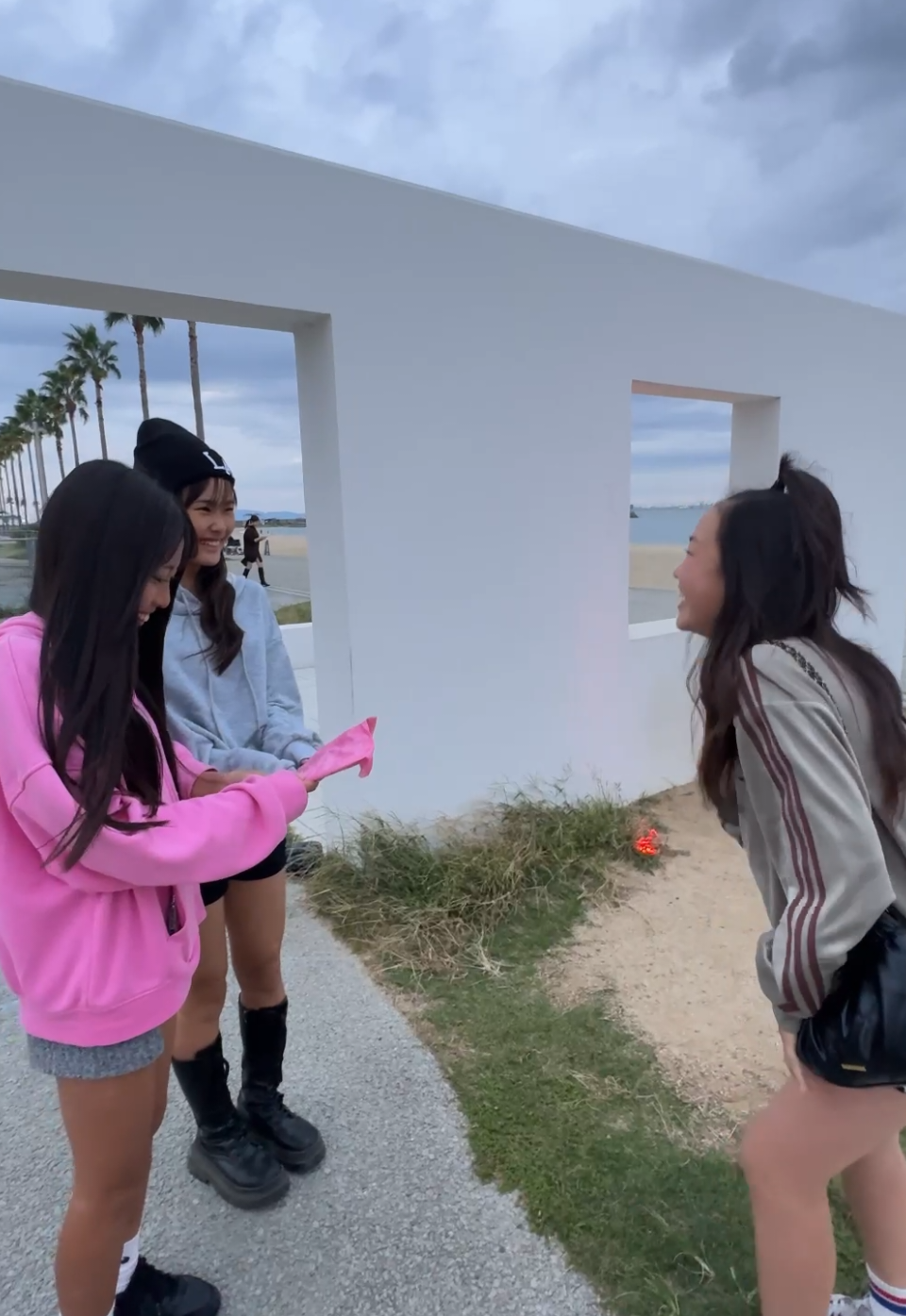 「ありがとう」って言葉、本当は何回言っても足りない。 一緒に笑って、一緒に泣いて、悩んでる時もそばにいてくれた。 たまにケンカもするけど、それでも最後には笑い合える。 そんな関係が、なんか嬉しい。 誰かに話せないことも、 あなただけには話せる。 それって、すごいことだと思う。 いつかクラスが離れても、高校が違っても、この“今”をずっと覚えていたい。 「友達でよかった」って、心の底から思ってる。#ストイックマン #感謝 #プレゼント #友達 @baashii84 