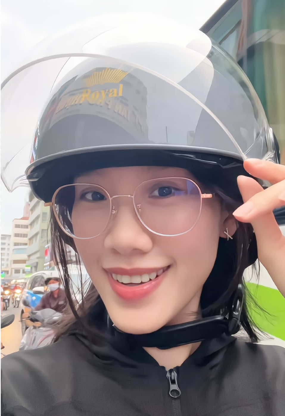 Nón bảo hiểm 2 kính nên tui xài cực kì nhiều, đi nắng đi mưa cực kì tiện 🤩🤩🤩