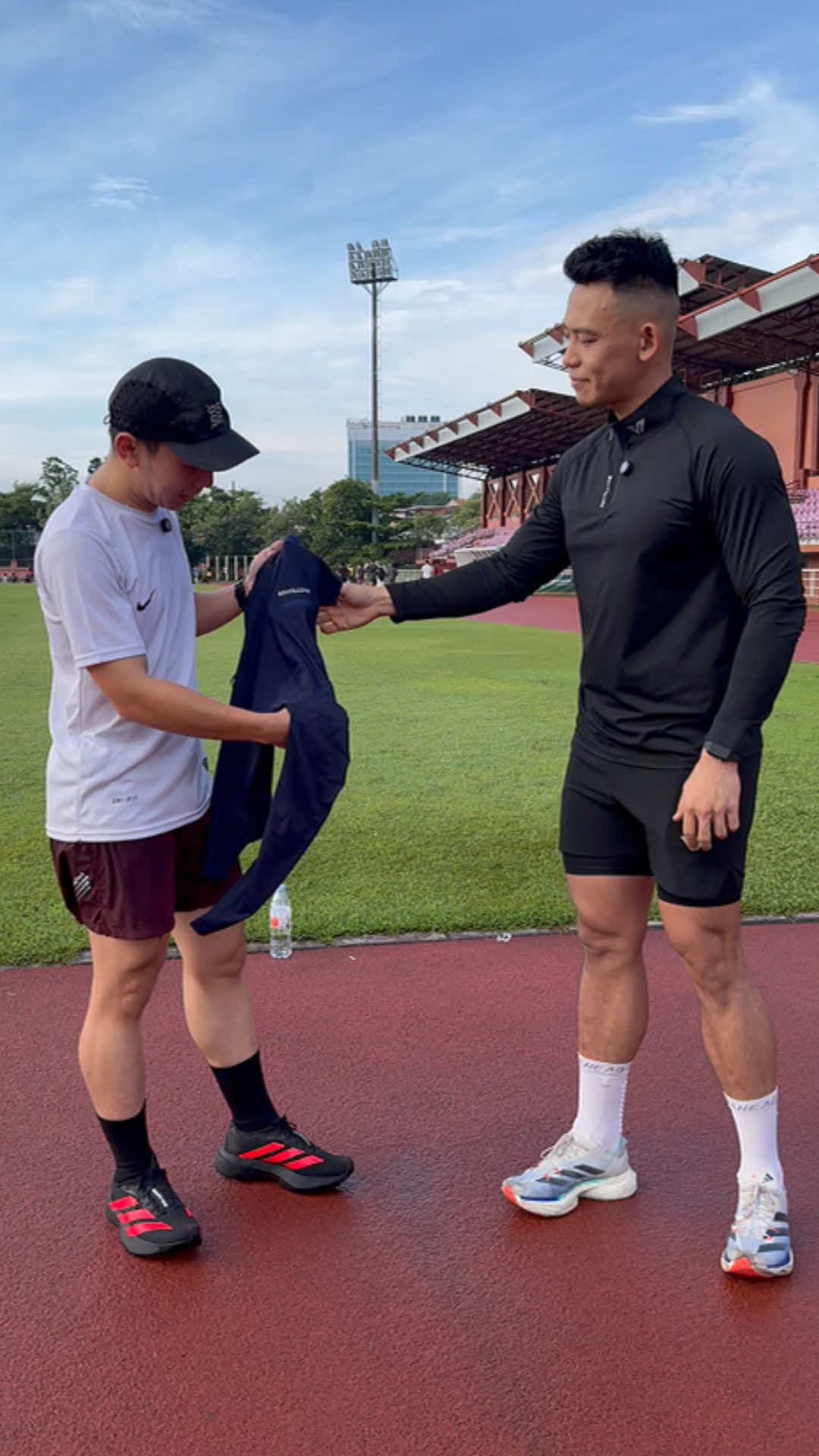 Tebak harga performance long sleeve Whittaker bareng orang - orang yang hobi lari, kira - kira sesuai sama kualitasnya nggak ya? 🤔 Tonton video ini sampai habis buat tau harga asli & review jujurnya! 🏃‍♂️🔥 #PerformanceLongSleeve #Whittaker #Outfitlari #Outfitrunning #Rekomendasilongsleevelari