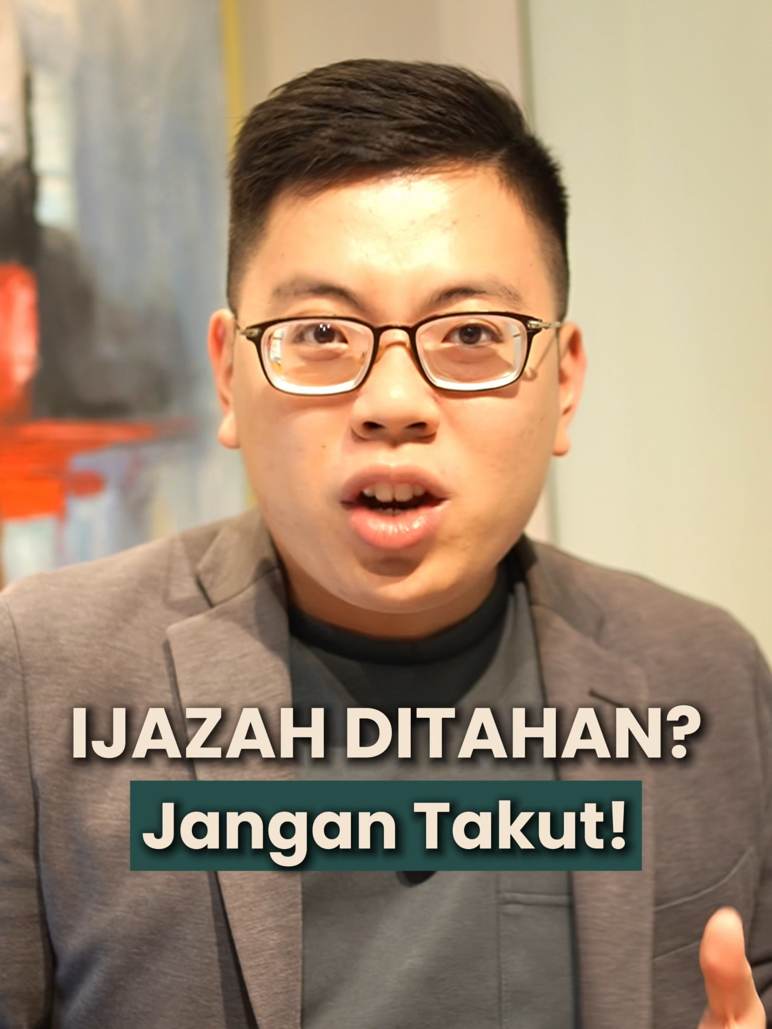 Ijazah masih ditahan HR? 😳 Padahal sekarang udah nggak boleh sama sekali, loh! Cuma boleh kalau kuliah lo dibiayain perusahaan. Jadi... lo masih mau diem aja atau minta balik hak lo?  #hakpekerja #ijasa #kerjakeras #infokerja #buruhindonesia #kerjalegal